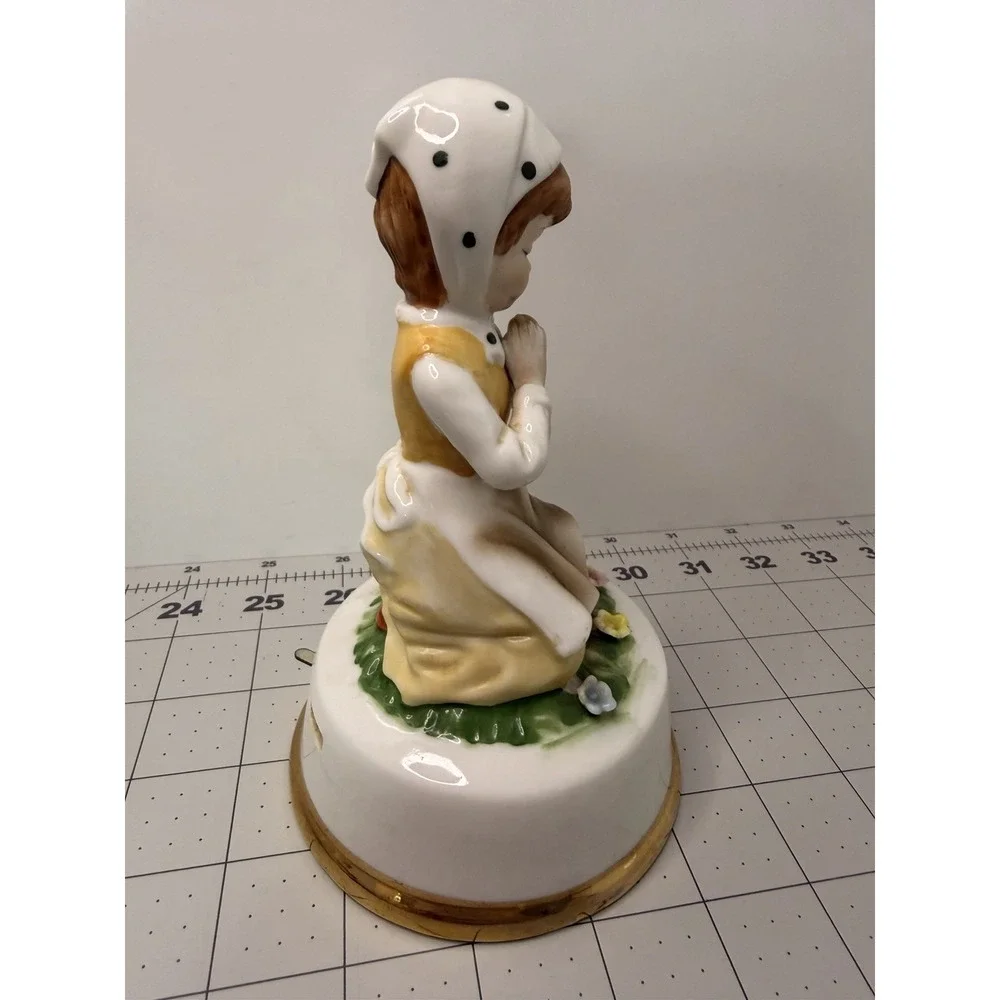 Vintage 1979 Enesco Praying Girl Porcelain Music Box Figurine Works Great